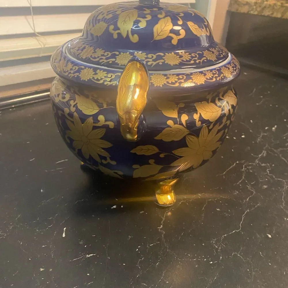 Vintage oriental vase with lid